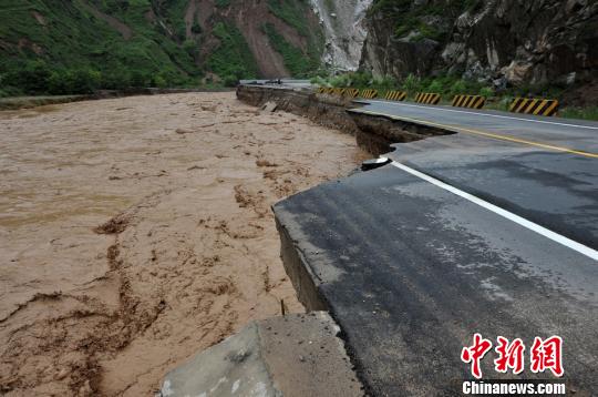 甘肃清水县泥石流地震叠加生命线中断成“孤城”