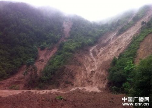 在娘娘坝镇周围的山体上,随处可见泥石流滑坡灾害