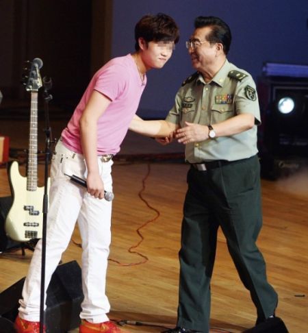 2011年8月19日,李双江参加儿子L在北京举行的假期音乐会