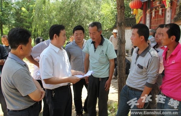 在永清镇李沟村督查救灾物资的发放情况.jpg