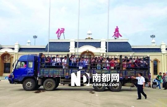 黑龙江伊春机场因路面积水租卡车作摆渡车(图)