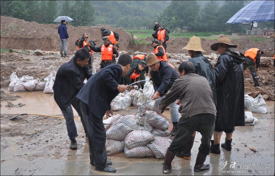 军民齐心协力开展抗洪抢险.jpg