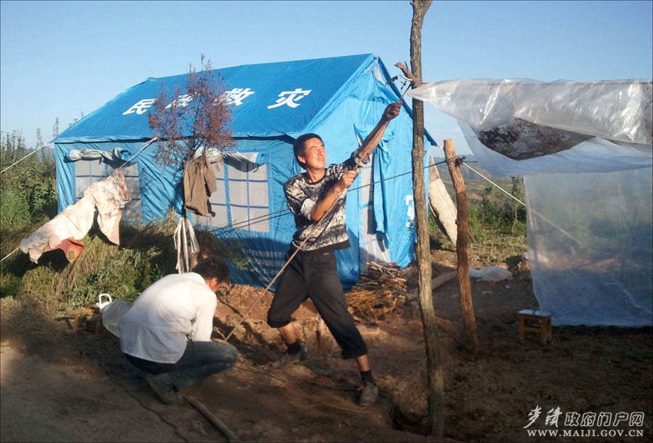 马跑泉镇大穆湾村险段群众自发搭建临时安置点.jpg