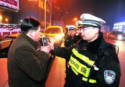 武汉一厅局级干部醉驾10米被拘 仕途受到影响