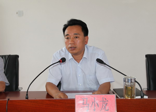 清水县委常委,常务副县长马小龙出席会议并做了讲话,陇东乡与各村签订