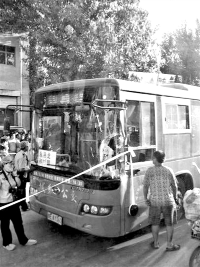 案发公交车,现场拉起了警戒线。图/CFP