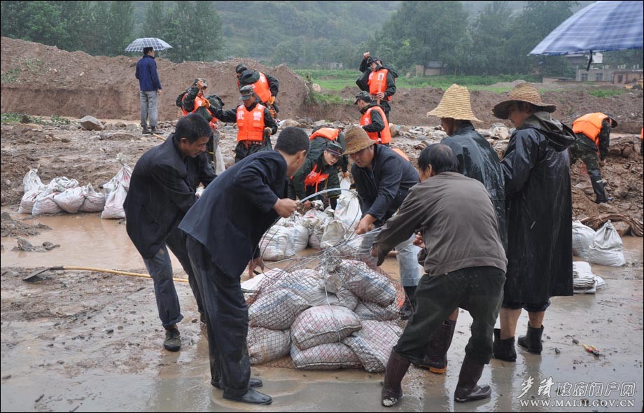 军民齐心协力开展抗洪抢险.JPG
