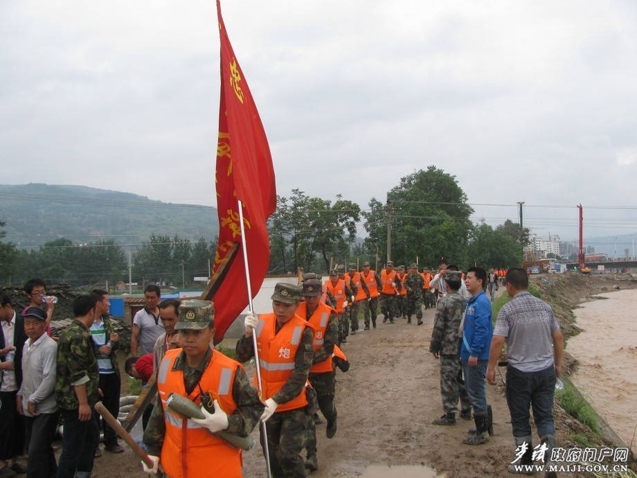 驻区部队官兵赴一线参加抗洪抢险.jpg