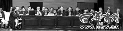 辩护席上坐满了辩护人 本版图片由本报记者陈团结摄