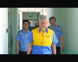 图为正在拘留审查中的嫌疑人“薛蛮子”。