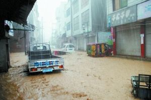 文县局地持续强降雨碧口镇河堤溃口