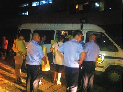 北京60辆警车深夜带走数百人 疑与网络诈骗有关
