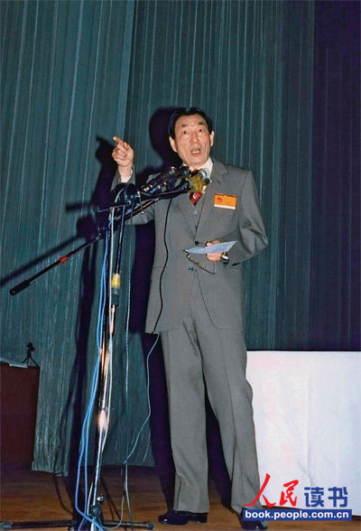 1988年4月25日，朱�F基在上海市九届人大一次会议第四次全体会议上讲话。