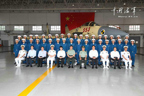 资料图:习近平与辽宁舰舰载机飞行员合影。