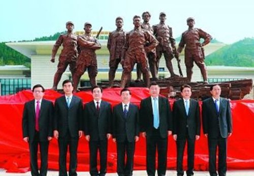 习远平等人参观甘肃两当兵变旧址