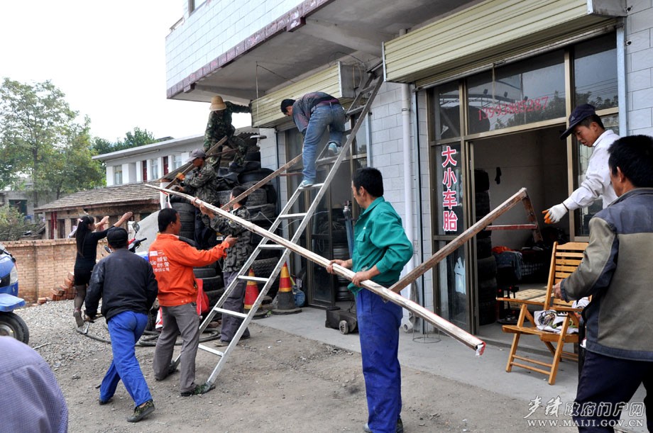 拆除不符合标准的门头广告.jpg