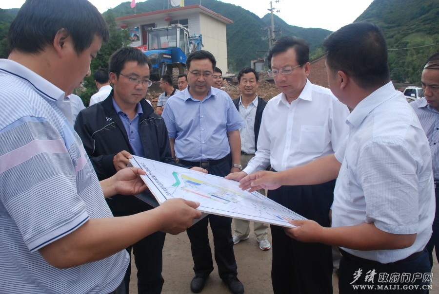 省政协主席冯健身在红崖村调研.JPG