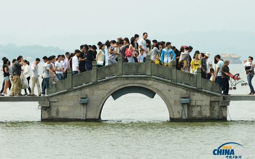杭州西湖游客"井喷" 西湖船票一票难求(组图)