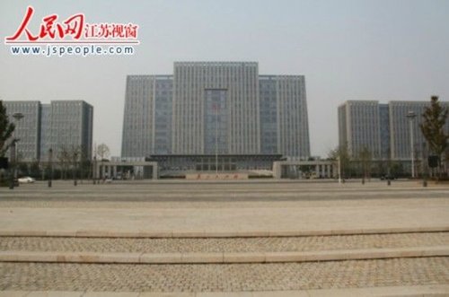 江苏沛县政府豪华办公楼超标 领导办公配休息室