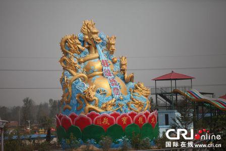 2013年10月2日,洛阳“大背头弥勒佛”上安装龙头华丽现身。