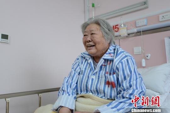 “人民币女郎”病危就医为新中国首位女拖拉机手