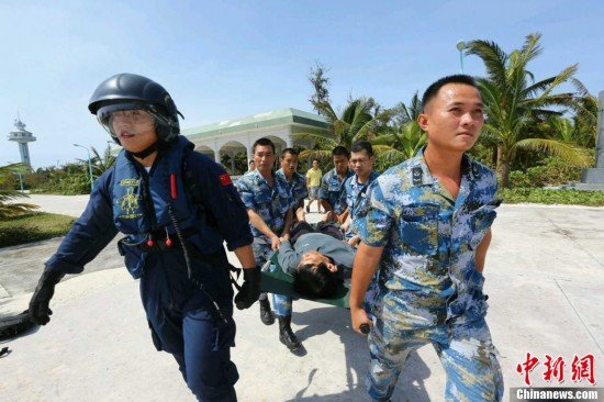 组图:中国海军西沙搜救遇险渔民画面曝光