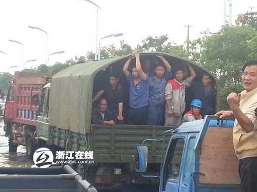 余姚断水断电成孤岛 市民自制各种