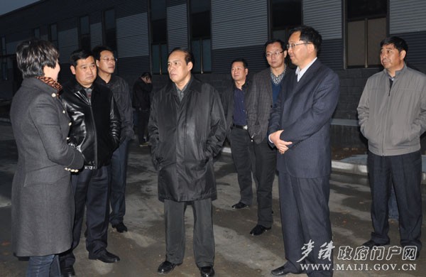 (在利东养殖公司调研)