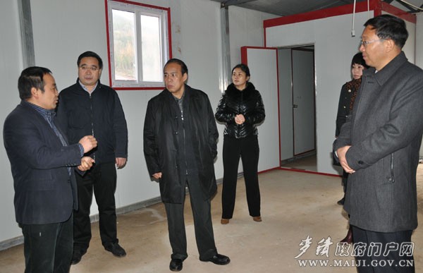 (在麦积镇奔阳公司红崖放养鸡孵化育雏基地调研)