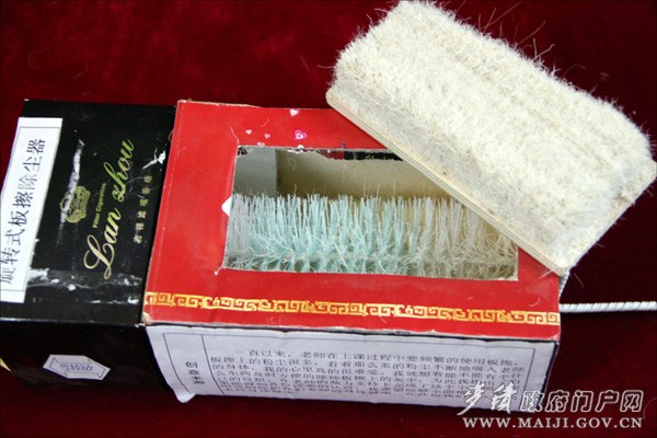 参赛作品:旋转式板擦除尘器
