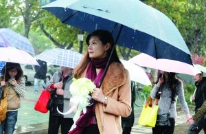 姑娘约男友西湖边求婚 男友雨中抢先告白(图)