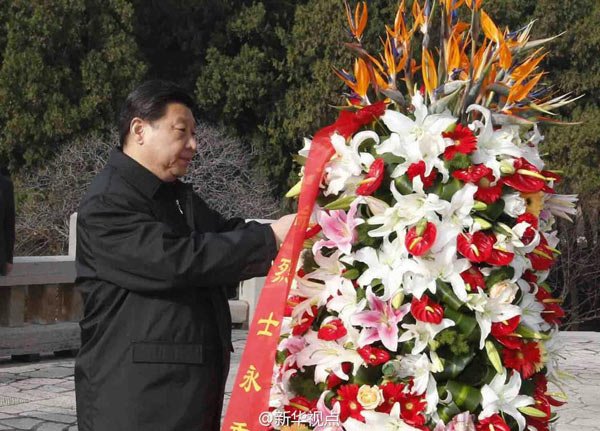 习近平瞻仰华东革命烈士陵园并敬献花篮(图)