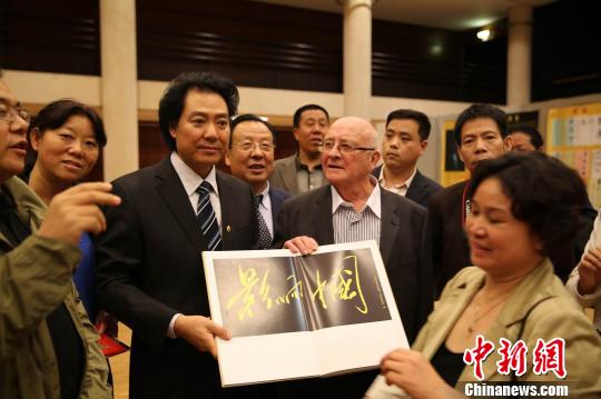 安想珍毛体书法艺术作品展在法国展出引关注