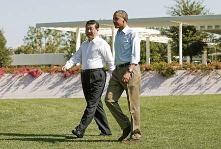 图片回顾习近平一年考察之路:亲抚小孩现温情