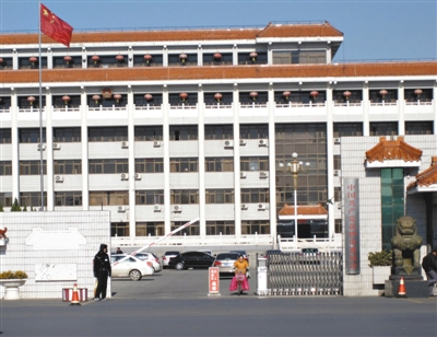 河北省黄骅市委。据介绍,11月15日,就是在市委大楼的六层,宣布了黄骅市委的决定,62名“超年龄”干部提前离岗。新京报记者 刘一丁 摄