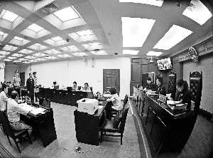 被告人张曙光在庭审中。新华社发