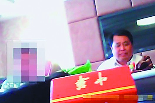 兴隆一镇书记边吃边大骂百姓