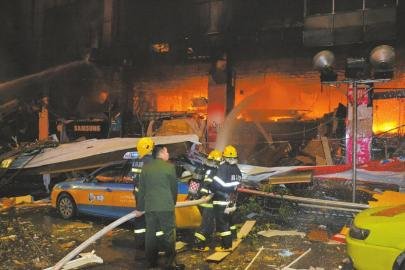 泸州商场爆炸砸塌出租车 初步调查系天然气泄漏
