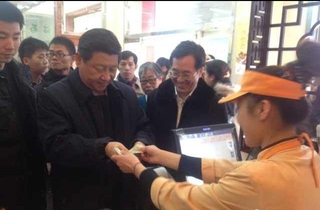习近平包子铺排队就餐 自己买单端盘子(组图)