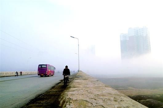 楼脚白雾翩翩绕,世外美景若仙乡。昨晨古城高楼底部被雾围住,远远望去仿佛飘在半空,犹如仙境般的“海市蜃楼”。
