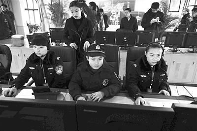小骏億身穿新余警方为其定制的警服观看女警工作。