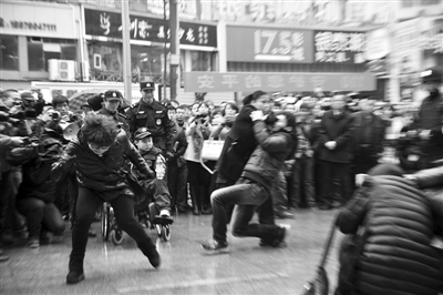 昨日,江西新余市一家大型超市广场,小骏億在现场参与解救“人质”。本版图片/新华社发