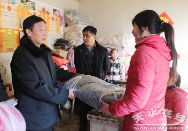 为困难群众发放物资.jpg