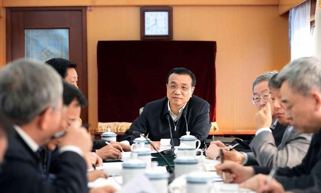 李克强赴陕西山区看望特困民众 途中乘绿皮火车