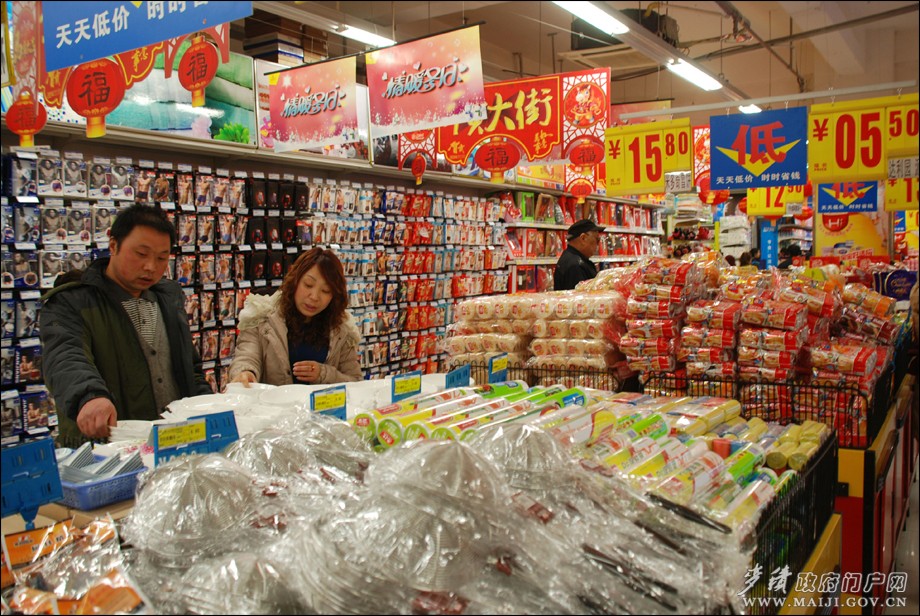 摄影报道超市年货琳琅满目储备丰组图