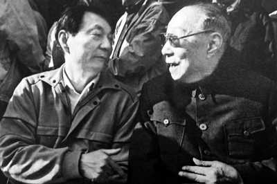 朱镕基与戏曲大家俞振飞亲切交谈