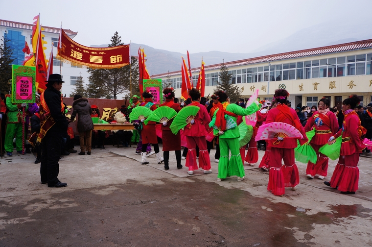 武山县龙台乡:多彩社火闹新春(组图)