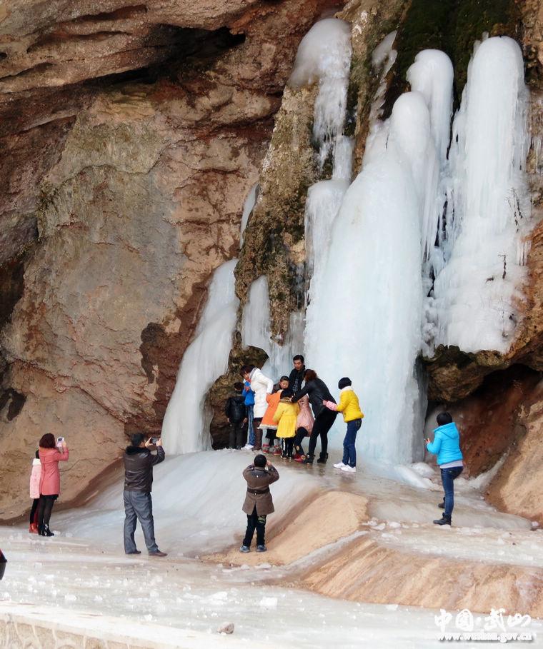 武山:水帘洞景区新春祈福游开门红(组图)