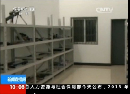 刘汉涉黑集团武器库曝光(央视截图)