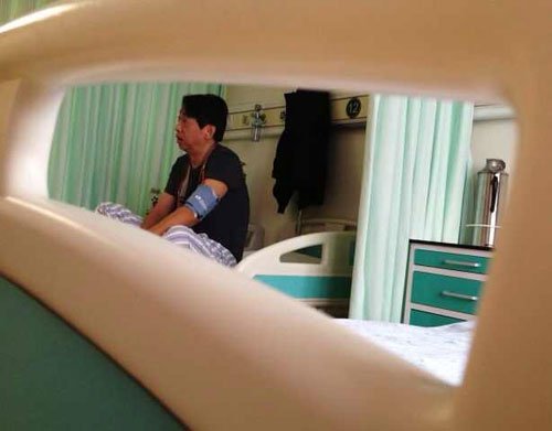 张悟本坐在病床上,和记者聊自己的病情及食疗观点。新京报记者 尹亚飞 摄